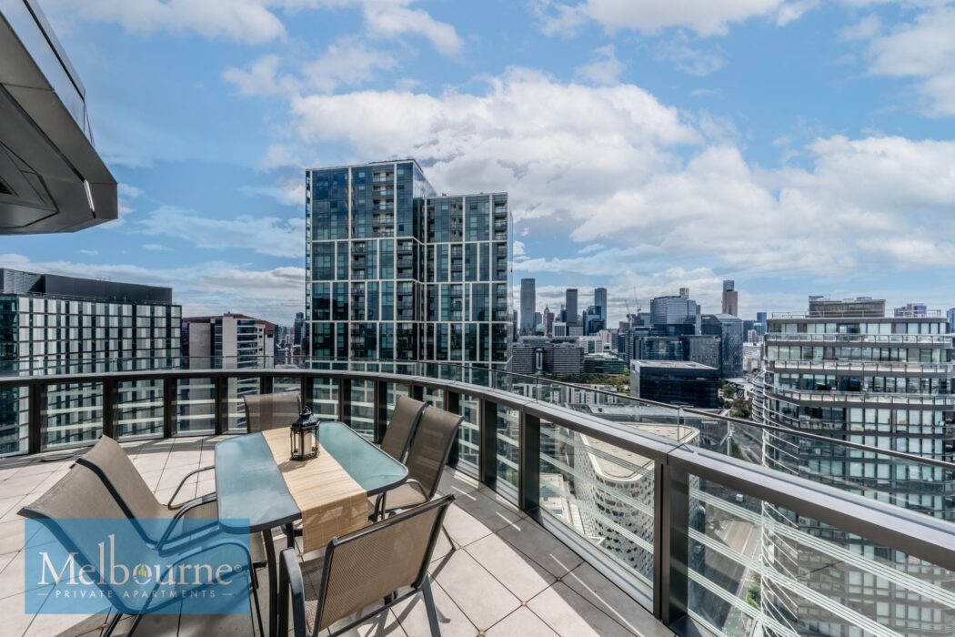 The Real Sub Penthouse / Top Floor – 3 Bedroom / 2 Bathroom with City & Sea Views